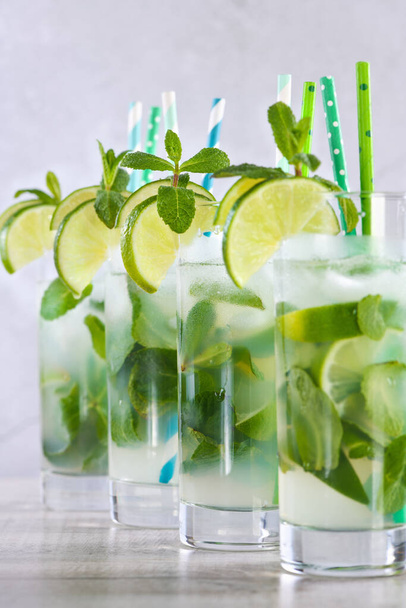 Erfrischendes Infusionswasser mit Gurke, Minze und Limette. Sommer-Cocktail-Limonade trinken. Gesundes Getränk und Entgiftungskonzept - Foto, Bild