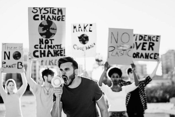 Група молодих активістів, які протестують за зміну клімату - концепція глобального потепління
 - Фото, зображення