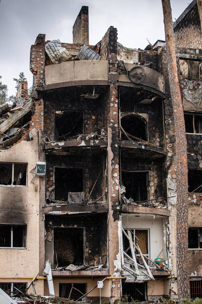 Πόλεις της Ουκρανίας μετά τη ρωσική κατοχή. Καταστράφηκαν κτίρια στους δρόμους του Ίρπεν. Σπασμένα παράθυρα. Κτίρια μετά από χτύπημα από πυραύλους. - Φωτογραφία, εικόνα