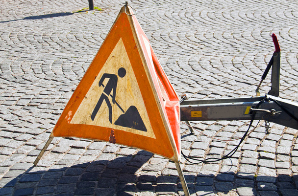 красный треугольник предупреждения с работами впереди знак
 - Фото, изображение