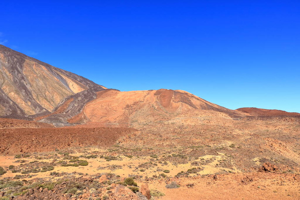 Parque Nacional del Teide en la isla Tenerife, con campos de lava y el volcán del Teide - Foto, Imagen
