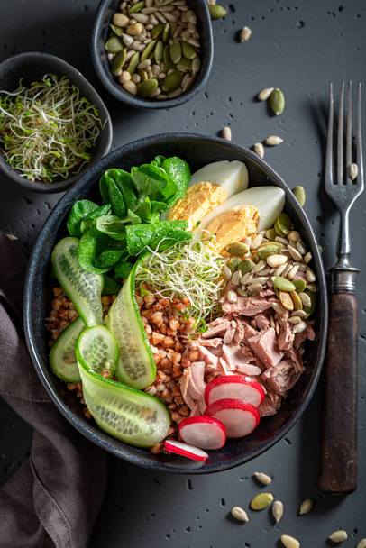 Salatalıklı, ton balıklı ve yumurtalı Nicoise salatası. Formda insanlar için besleyici bir kase.. - Fotoğraf, Görsel