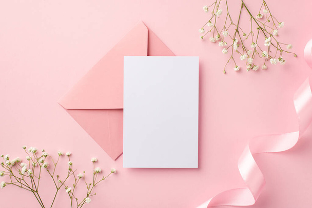 Concepto de invitación de boda. Foto de vista superior de la tarjeta de papel sobre rosa cinta rizada rosa y flores de gypsophila blanco sobre fondo rosa pastel aislado con espacio en blanco - Foto, Imagen
