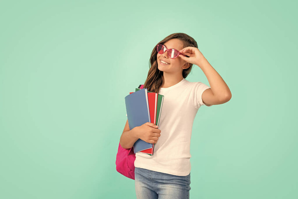 criança feliz com mochila e copybook em óculos de sol prontos para estudar na escola, educação. - Foto, Imagem