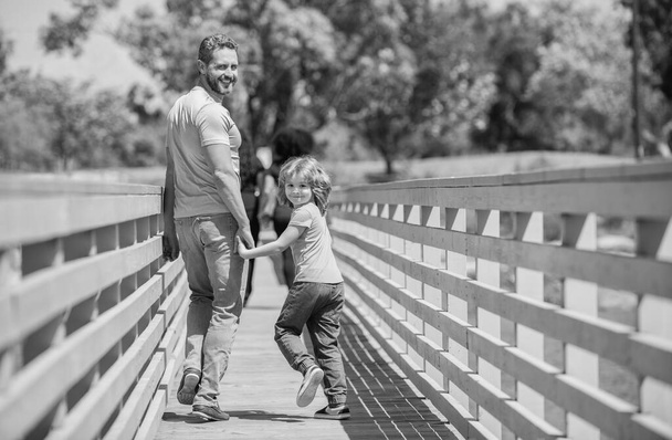 pai feliz se divertindo com seu filho andando ao ar livre, paternidade. - Foto, Imagem
