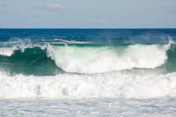 olas que se estrellan en la playa de leblon en Río de Janeiro Brasil. - Foto, imagen