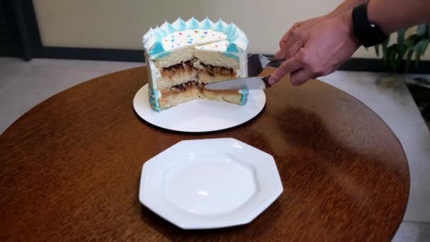 Woman cutting a slice of vanilla cake with dulce de leche and walnut crunchy filling. - Footage, Video