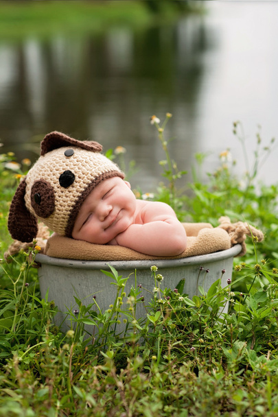 Smililng хлопчика в капелюсі цуценя собаки - Фото, зображення