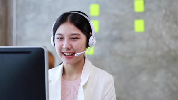 Mooie Aziatische vrouw, ze is een call center werknemer van een internet-en telefoonbedrijf, ze is verantwoordelijk voor het verstrekken van service en bijstand aan klanten via de telefoon. Call center concept. - Video