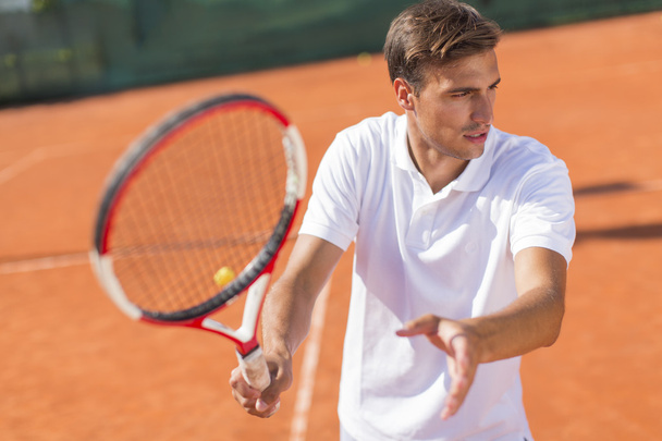 młody człowiek gra w tenisa - Zdjęcie, obraz