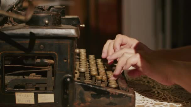 Ruce, psaní na starý psací stroj dřevěný stůl pozadí. - Záběry, video
