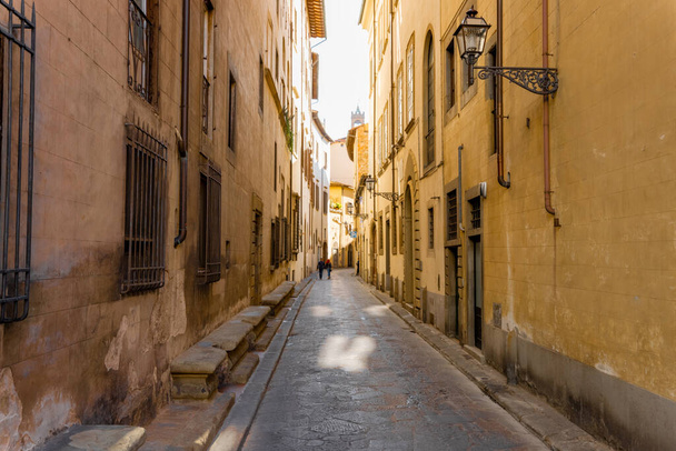 Στενή οδός στην παλιά πόλη της Φλωρεντίας κατά τη διάρκεια της πρωινής ώρας στην Ιταλία. - Φωτογραφία, εικόνα
