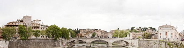 Rooma, Italia - toukokuu 01, 2018: Panoraamanäkymä Vittorio emanuele II kaarella Tiber-joen yli historiallisella kaupunkimaisemalla. - Valokuva, kuva