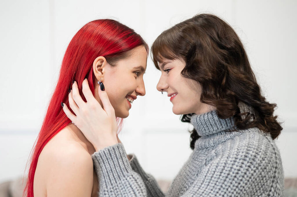 Молоді кавказькі жінки ніжно обіймаються. Одностатеві стосунки. - Фото, зображення