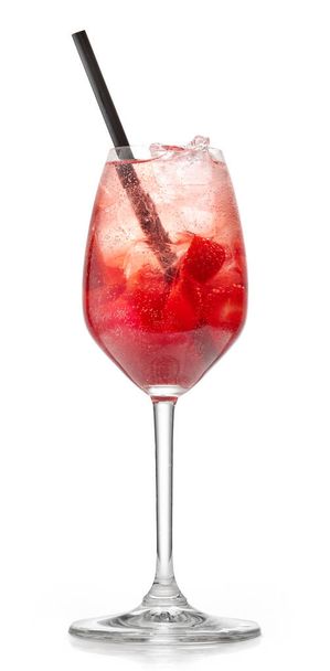 glas van aardbei spritz cocktail geïsoleerd op witte achtergrond - Foto, afbeelding