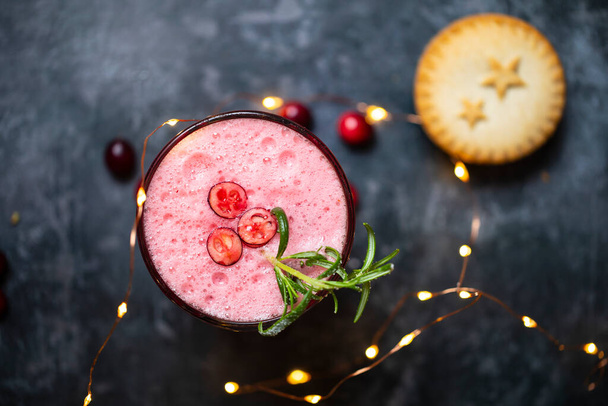 Cocktail de cranberry de Natal com uma torta de carne picada - Foto, Imagem