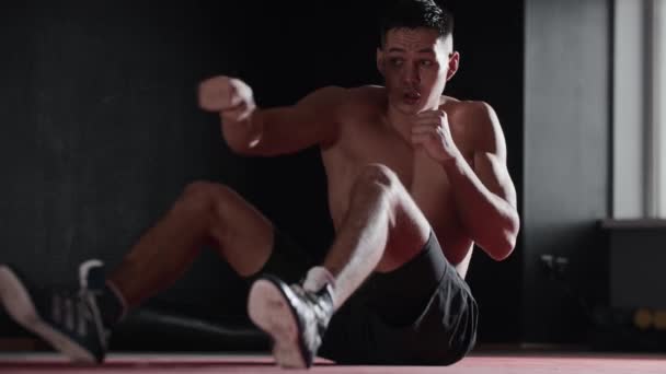 Ajuste joven boxeador golpeando sus músculos abdominales. Mid shot - Imágenes, Vídeo