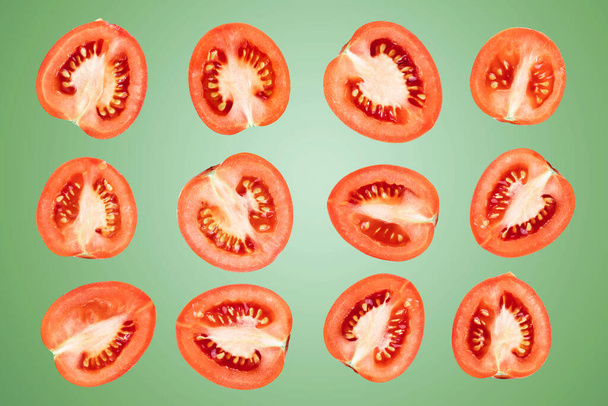 φέτες ντομάτες σε πράσινο φόντο, πολλές ώριμες ντομάτες - Φωτογραφία, εικόνα