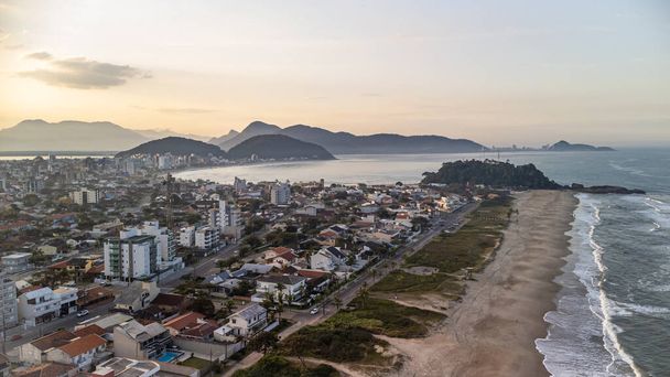 Vue aérienne de la plage et de la baie de Guaratuba dans l'État du Parana, au Brésil, depuis un angle élevé - Photo, image