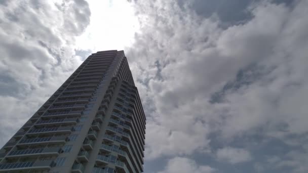 Tokyo High rise Apartament Tower Mansion Niebo i chmury - Materiał filmowy, wideo