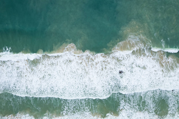 Zeezicht zandstrand en golven Prachtige tropische zee in de ochtend zomerseizoen beeld door luchtfoto drone schot, hoge hoek uitzicht Top down zee golven - Foto, afbeelding
