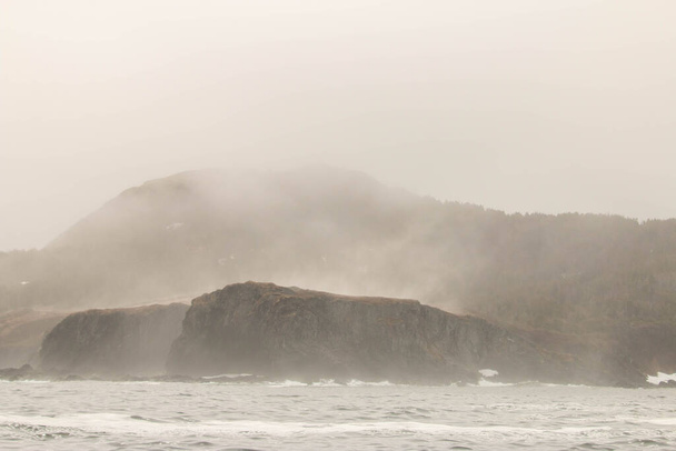 大規模な気象システムはニューファンドランドを通って移動します - 写真・画像