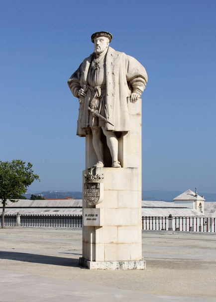 Статуя Жуао III Португальського, зроблена Франсіско Франко, зведена в 1950 р., в Пако дас Есколас, історичне подвір "я Університету Коїмбри (Португалія) - 21 липня 2021 р. - Фото, зображення