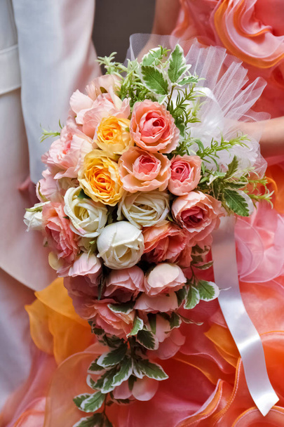 ブライダルイメージ、ウェディングドレスウェディング花束と美しい花嫁 - 写真・画像