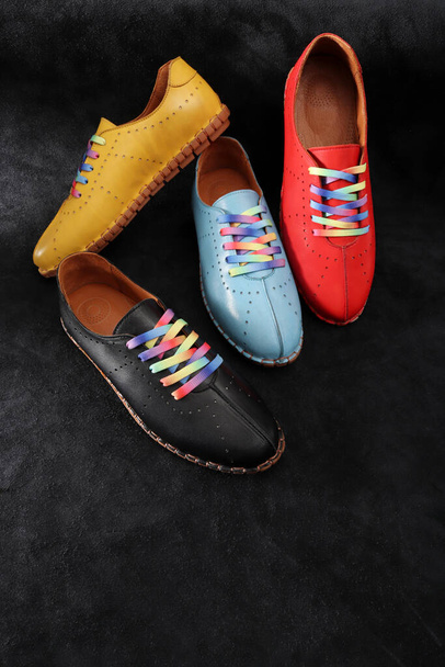 жіноче взуття в різних кольорах
 - Фото, зображення
