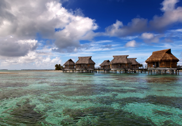 Lodges über transparentem ruhigem Meerwasser - tropisches Paradies, Malediven - Foto, Bild