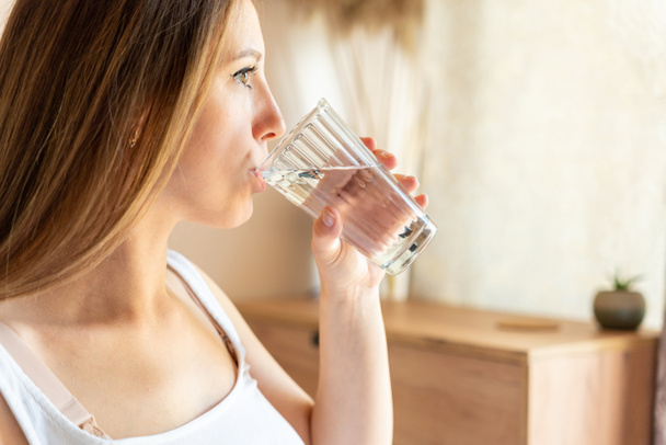Schwangere trinken Wasser. Schöne Schwangerschaft Trinkwasser. Glückliche schwangere Frau mit einem Glas Wasser. Schwangerschaft, Mutterschaft, Gesundheitskonzept - Foto, Bild