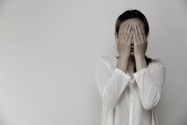 tyttö seisoo kädet peittäen kasvonsa tuntea kipua elämän ongelmia Kärsimys aviomiehen väkivalta - Valokuva, kuva