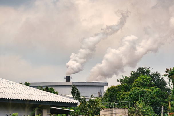 Contaminación del humo de emisión al aire procedente de la chimenea de la planta industrial. Cuestiones ambientales, calentamiento global, cambio climático, efecto invernadero - Foto, imagen