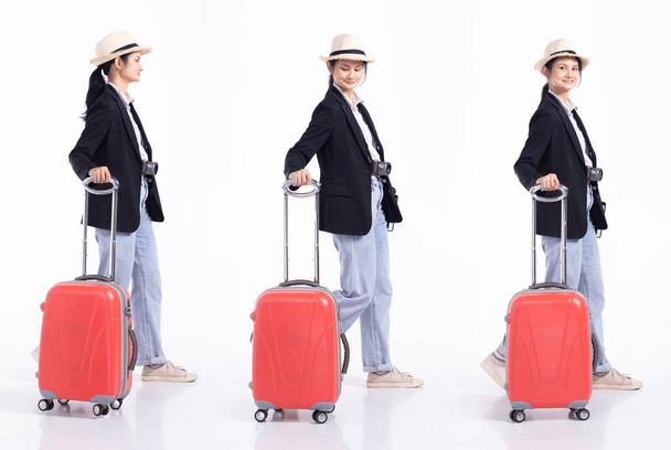 Full length 20s young Mix Race traveler guide tour Γυναίκα, αξιοθέατα που αναζητούν χάρτη με αποσκευές, φορούν κάμερα τζιν καπέλο. Τουριστικά θηλυκά ταξίδια αισθάνεται χαμόγελο ευτυχισμένη πάνω από λευκό φόντο απομονωμένο - Φωτογραφία, εικόνα