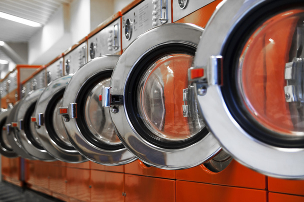 Ряд стиральных машин в прачечной
 - Фото, изображение