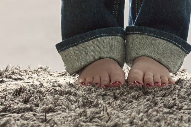 Bare feet on carpet - Foto, Bild