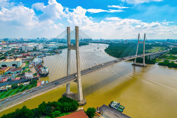 Drone vista de Phu Mi puente en la ciudad de Ho Chi Minh, Vietnam. Este es el puente más grande y una parte importante de la infraestructura de la moderna ciudad de Ho Chi Minh - Foto, Imagen