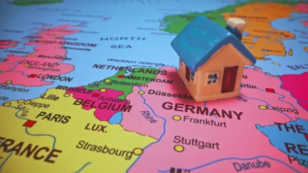 Klein speelgoedhuisje op de kaart van Duitsland. - Video