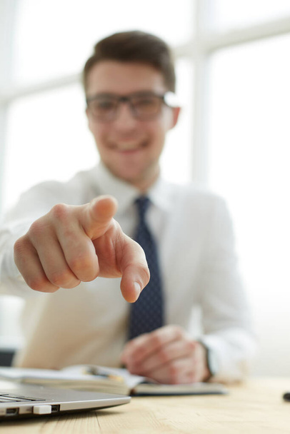 obchodník ukazuje prstem na vás v kanceláři - Fotografie, Obrázek