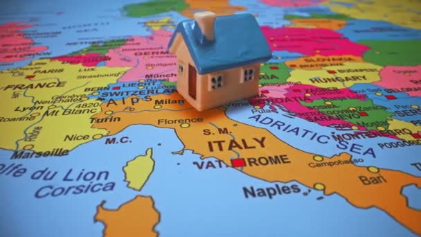 Pequeña casa de juguetes en el mapa de Italia. - Metraje, vídeo