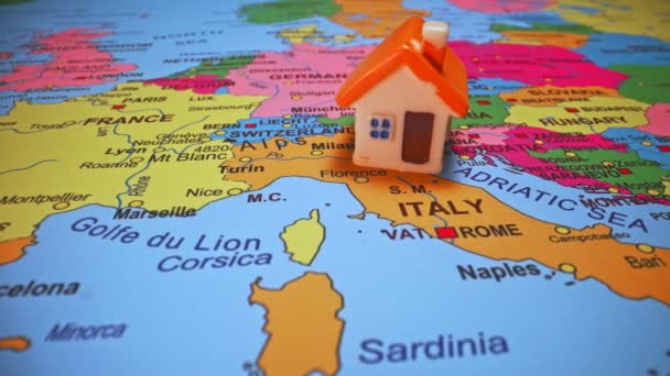 Klein speelgoedhuisje op de kaart van Italië. - Video