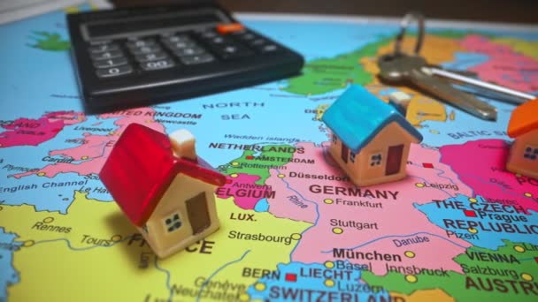 Pequeñas casas de juguetes en el mapa de Europa. - Metraje, vídeo