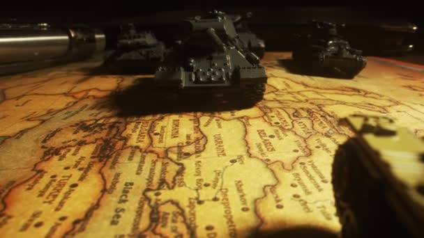 Haritada oyuncak tankları var. Ukrayna 'da askeri operasyonlar. - Video, Çekim