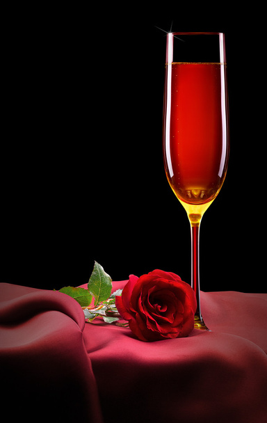 glass of champagne and rose on black - Fotoğraf, Görsel