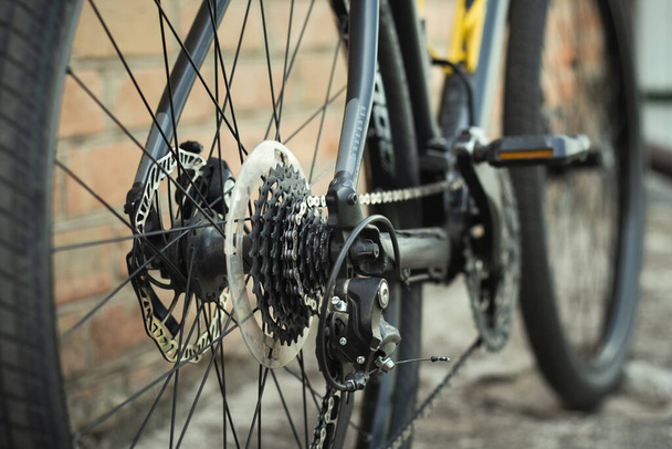 Close up of bicycle rear derailleurs. Sprocket cassette with chain, shifter and disk brake. Bike repair and maintenance work. preparing the bike for the season - Φωτογραφία, εικόνα