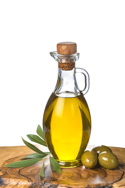 Дополнительная бутылка оливкового масла и зеленые оливки на белом фоне
 - Фото, изображение