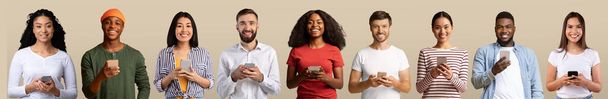 Fröhlich fröhliche Millennial-Schwarze, Asiaten und Europäer tippen auf Smartphones und lesen gute Nachrichten, isoliert auf beigem Hintergrund, Panorama, Studio. Geräte und soziale Netzwerke, Chat-App, Anzeige und Angebot - Foto, Bild