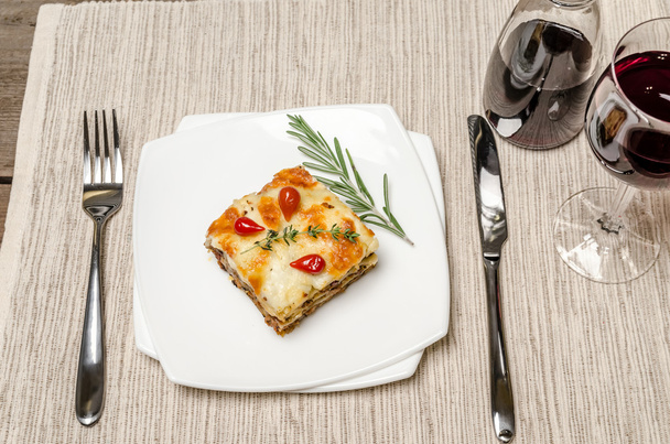 Gedeelte van lasagne op de vierkante plaat - Foto, afbeelding