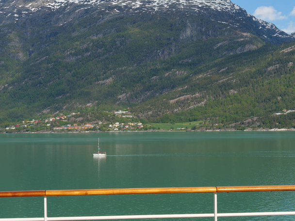 Le petit village Eidfjord dans le Hardangerfjord du nord - Photo, image