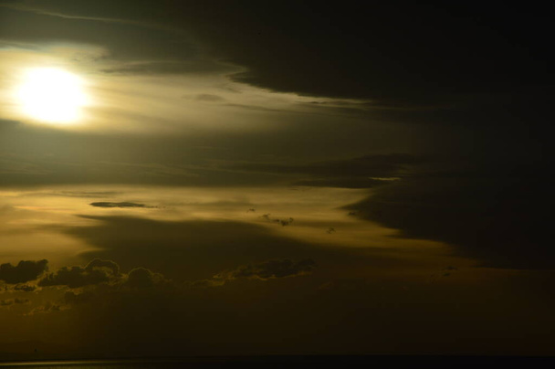 Захід сонця і штормові хмари  - Фото, зображення